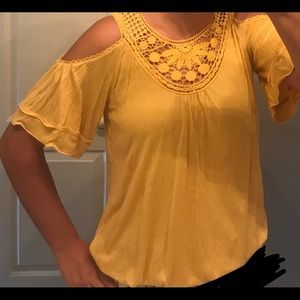 🎉🎉yellow/mustard off the shoulder blouse!